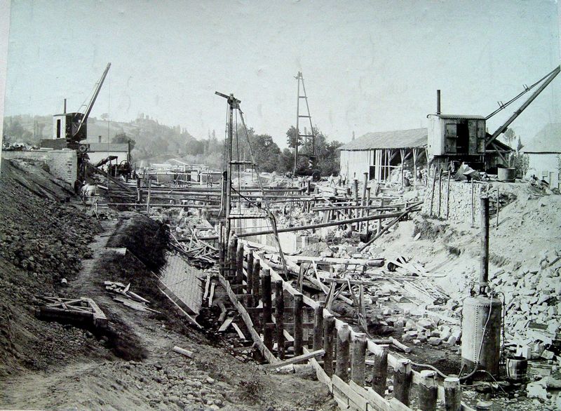 Fiche média no. 39765 Les travaux de mise au gabarit Freycinet du site des deux écluses de Bourg-le-Comte, sur le canal de Roanne à Digoin, rassemblées en une seule de haute chute en 1899.