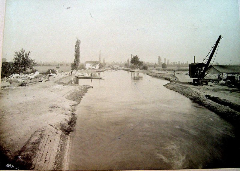 Fiche média no. 39768 Les travaux de mise au gabarit Freycinet du site des deux écluses de Chassenard, sur le canal de Roanne à Digoin, rassemblées en une seule de haute chute en 1899.