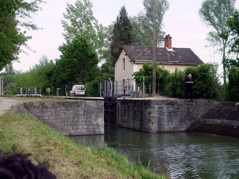 L'écluse des Varennes, sur la branche nord-ouest du canal de Berry 