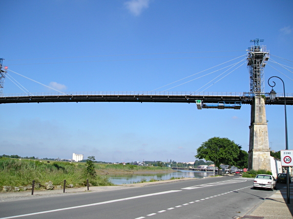 Fiche média no. 113290 Changement des structures métalliques du pont de Tonnay-Charente (Charente-Maritime, France) 
Actuellement la suspension est déposée, remplacée par des haubans.