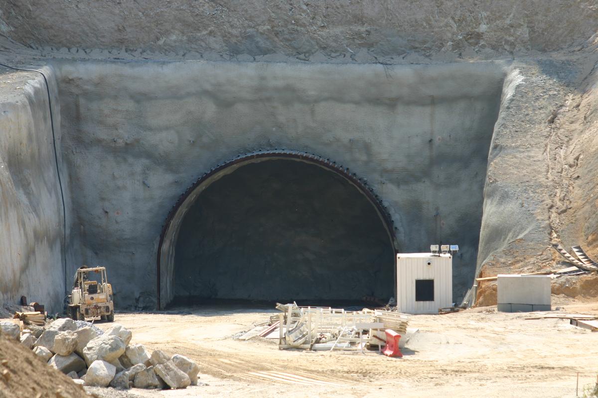 Tunnel de Bocognano Accès amont du tunnel de Bocognano Percé sur 2 mètres seulement car le tunnel n'est attaqué que par l'aval