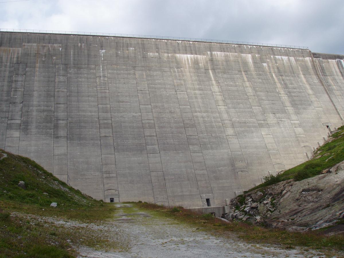 Lucendro Dam 