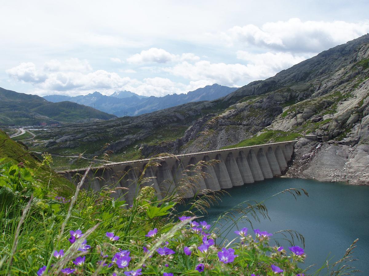 Lucendro Dam 