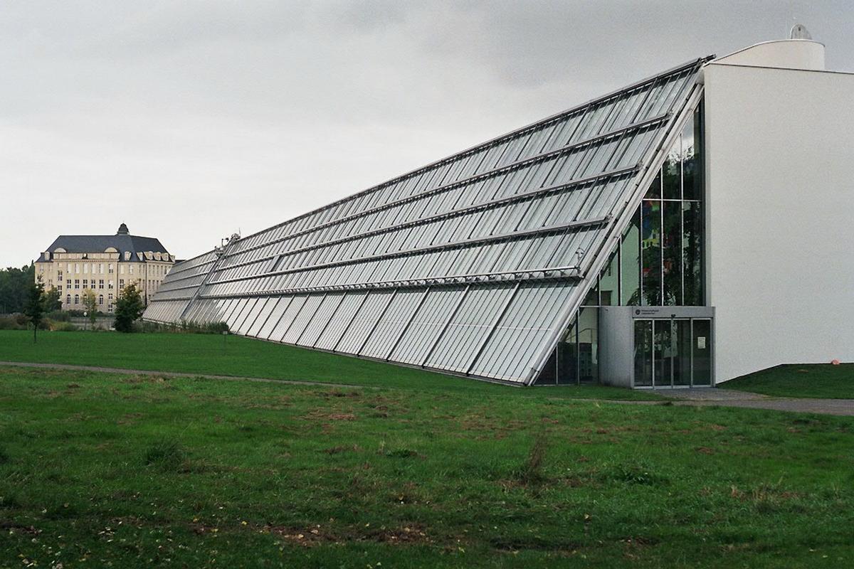 Mediendatei Nr. 56265 Wissenschaftspark Gelsenkirchen Fassade von Südwesten aus gesehen, links im Hintergrund: Ehemaliges Verwaltungsgebäude der Gusstahlwerke Thyssen
