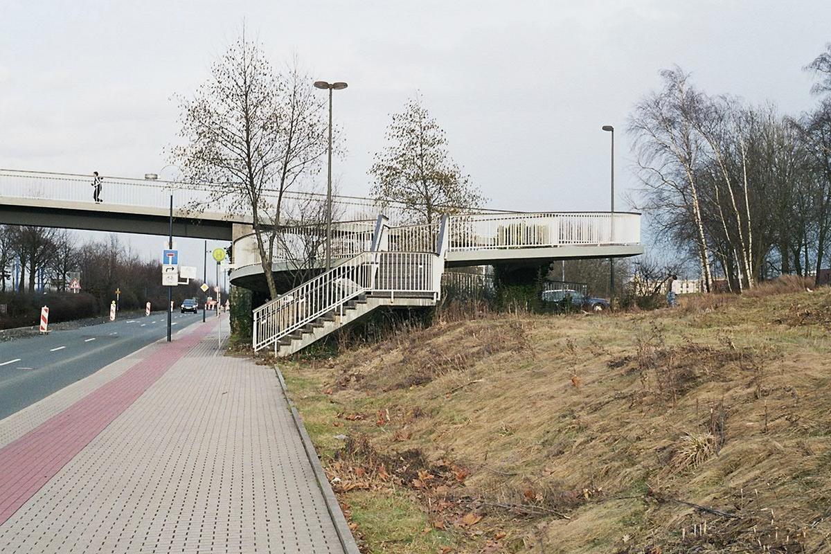Fußgängerbrücke «Am Rosenplätzchen», Dortmund
Südliche Brückenrampe von Westen aus gesehen Fußgängerbrücke «Am Rosenplätzchen», Dortmund 
Südliche Brückenrampe von Westen aus gesehen