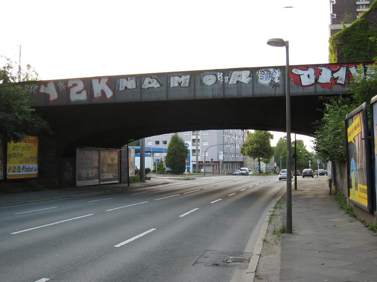 Mediendatei Nr. 88097 Brücke Heiliger Weg - nördliche Brücke - in Dortmund Ansicht von Norden, in der rechten oberen Ecke ist ein Teil des Wasserturms Südbahnhof zu erkennen