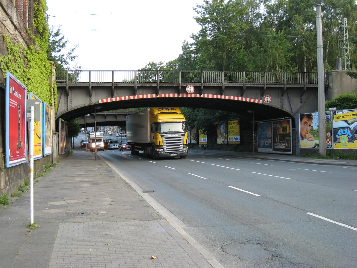Mediendatei Nr. 88098 Brücke Heiliger Weg - nördliche Brücke - in Dortmund Ansicht von Süden. Die Brückendurchfahrt ist für LKW's die größer als 3,70 m sind gesperrt. Wegen der sich in der Nähe befindlichen Großmärkte fahren dann doch viele LKW's unter der Brücke her, teilweise auch unter Mitbenutzung der Gegenfahrbahn