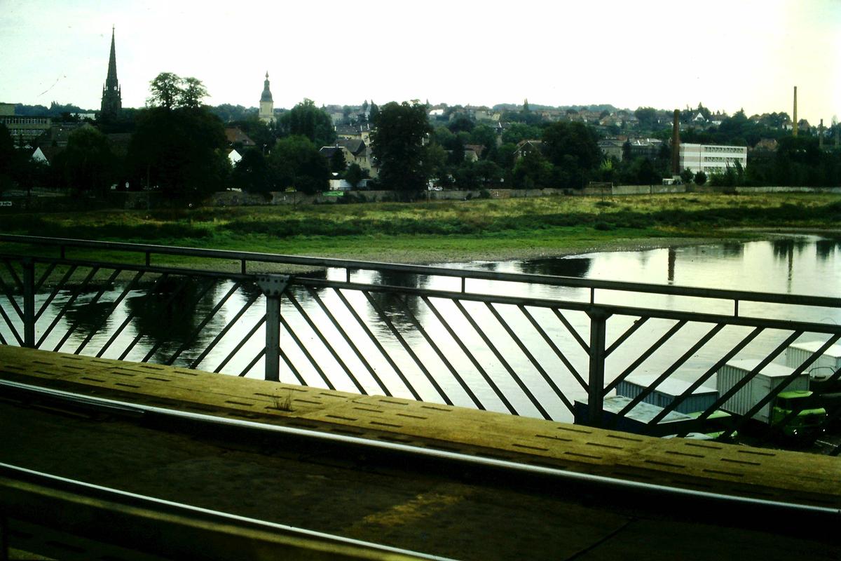 Blick von der Brücke in Richtung Westen. Im Vordergrund das Gleis der Strecke Kamenz-Pirna 