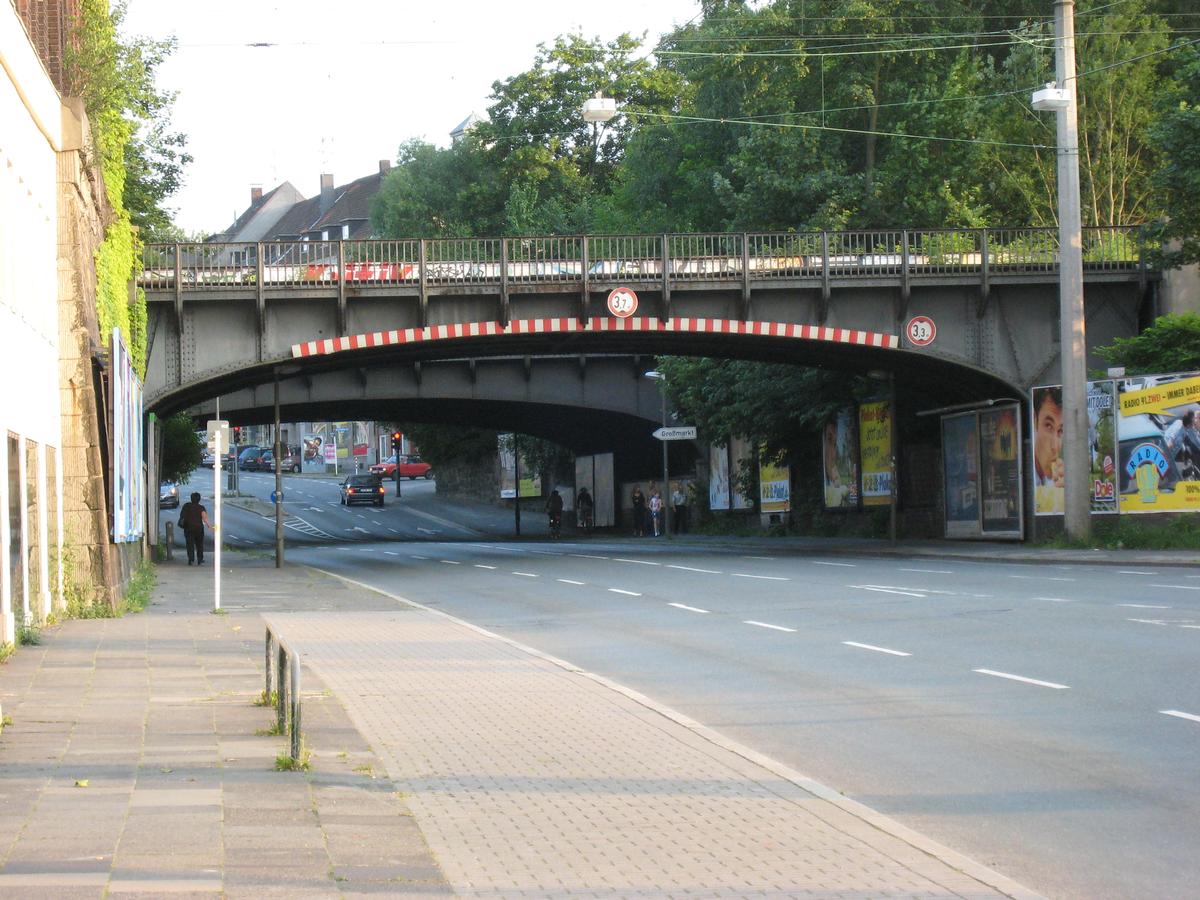 Mediendatei Nr. 88096 Brücke Heiliger Weg - nördliche Brücke - in Dortmund Nordbrücke von Norden aus gesehen. Hinter der nördlichen Brücke ist auch die südliche Brücke sichtbar