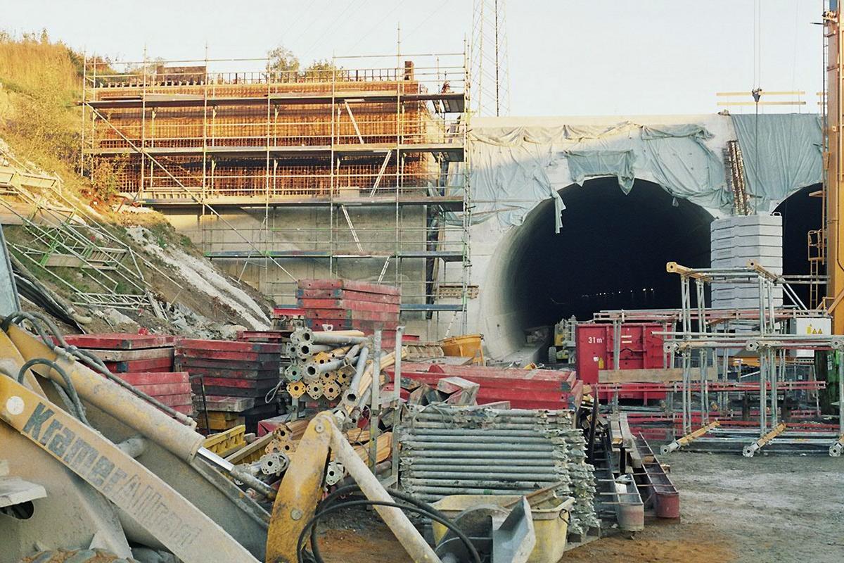 Bau der Flügelwand am nördlichen Tunnelportal 