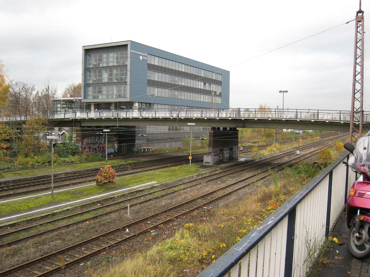 von Südwesten gesehen: Hörder Bahnhofsbrücke und Bezirksverwaltungsstelle Dortmund-Hörde 