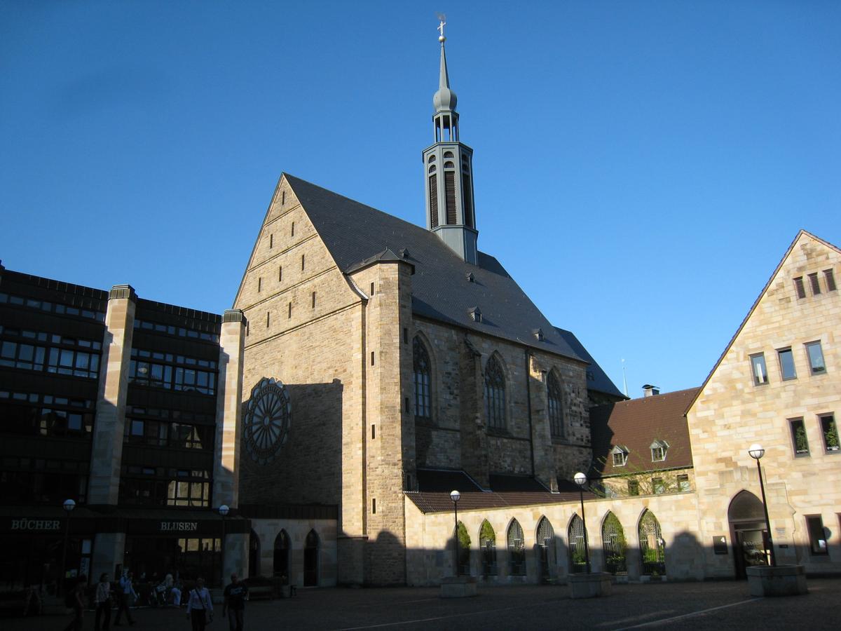 Propsteikirche von Südwesten (aus dem Propsteihof). In der Westwand moderne Fensterrose. Dachreiter als moderne Stahlkonstruktion