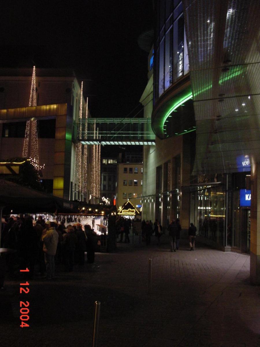 Nachtansicht des Verbindungssteges, Ansicht von Norden (Hansaplatz) 