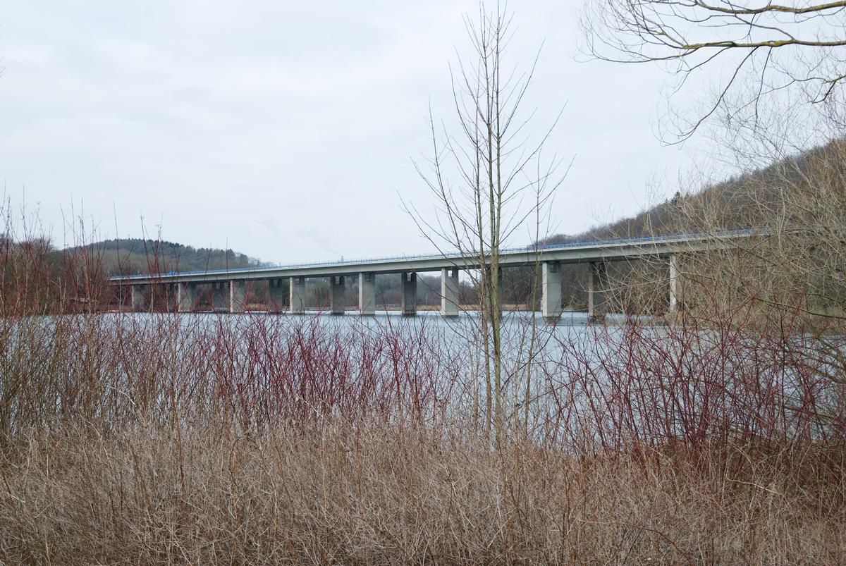 Ansicht der Brücke von Südosten (im Vordergrund der Seilersee). 