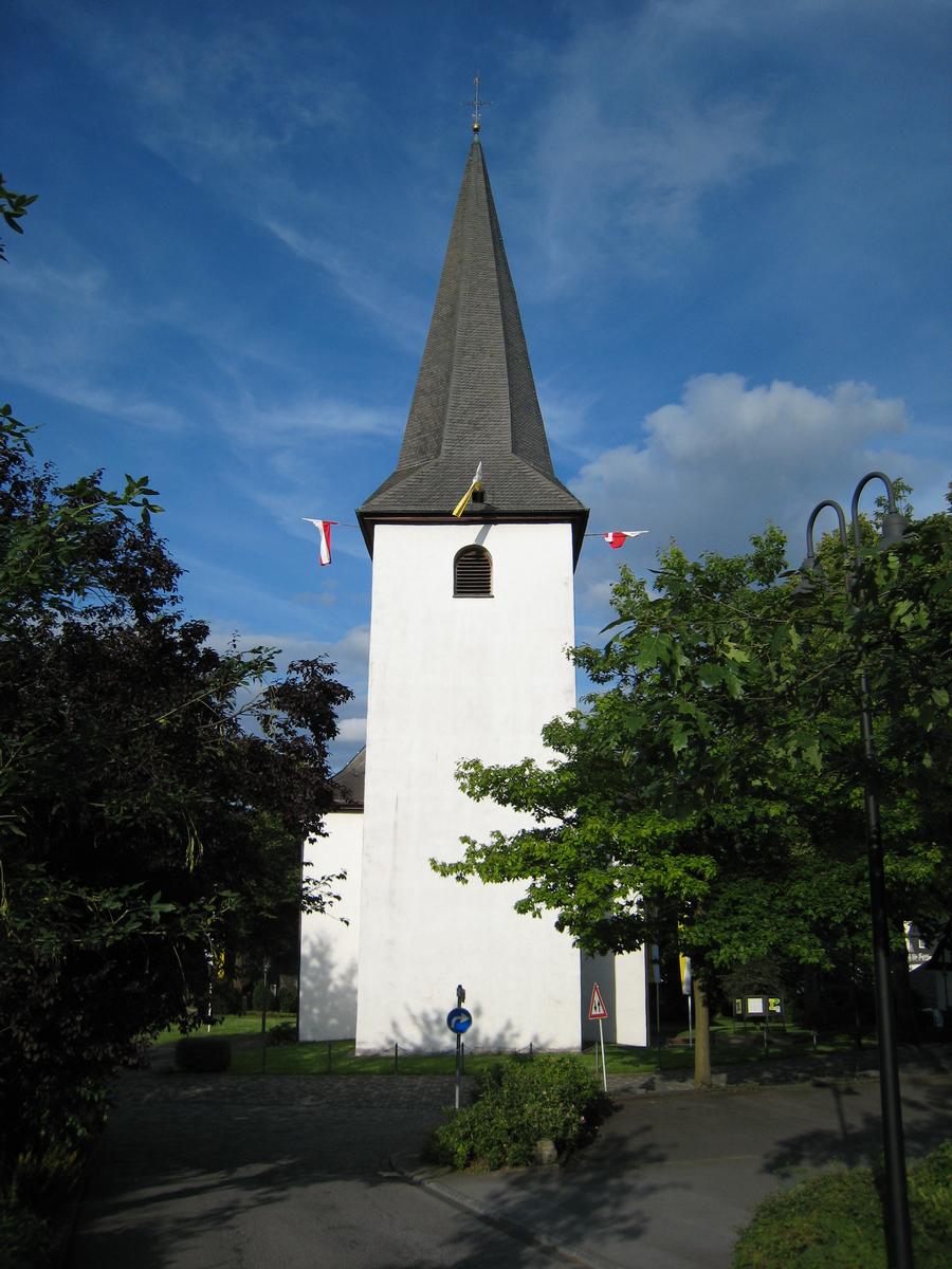 Katholische Pfarrkirche St. Peter und Paul Eslohe, Kirchturm von Westen 