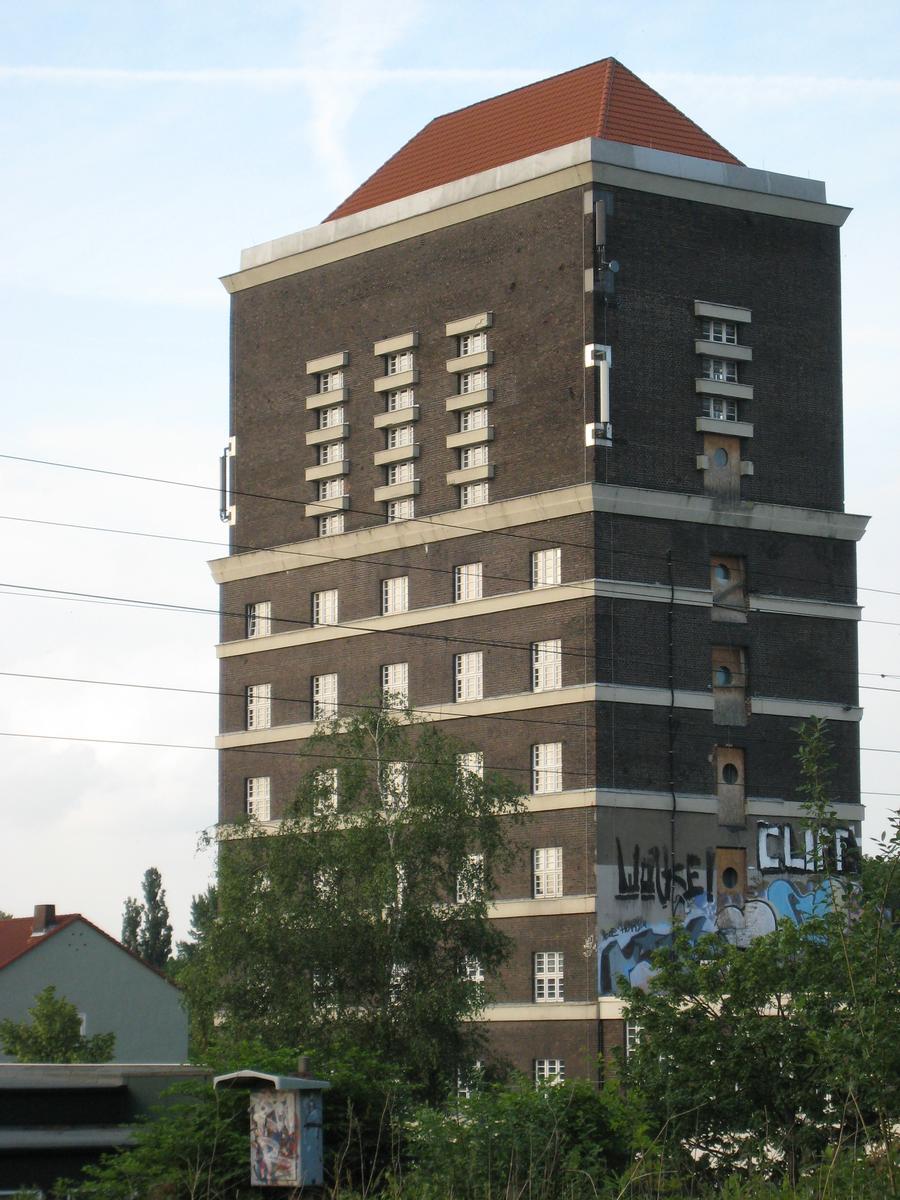 Wasserturm Südbahnhof, fotografiert vom Gelände des ehemaligen Südbahnhofes (aus Südwesten) 