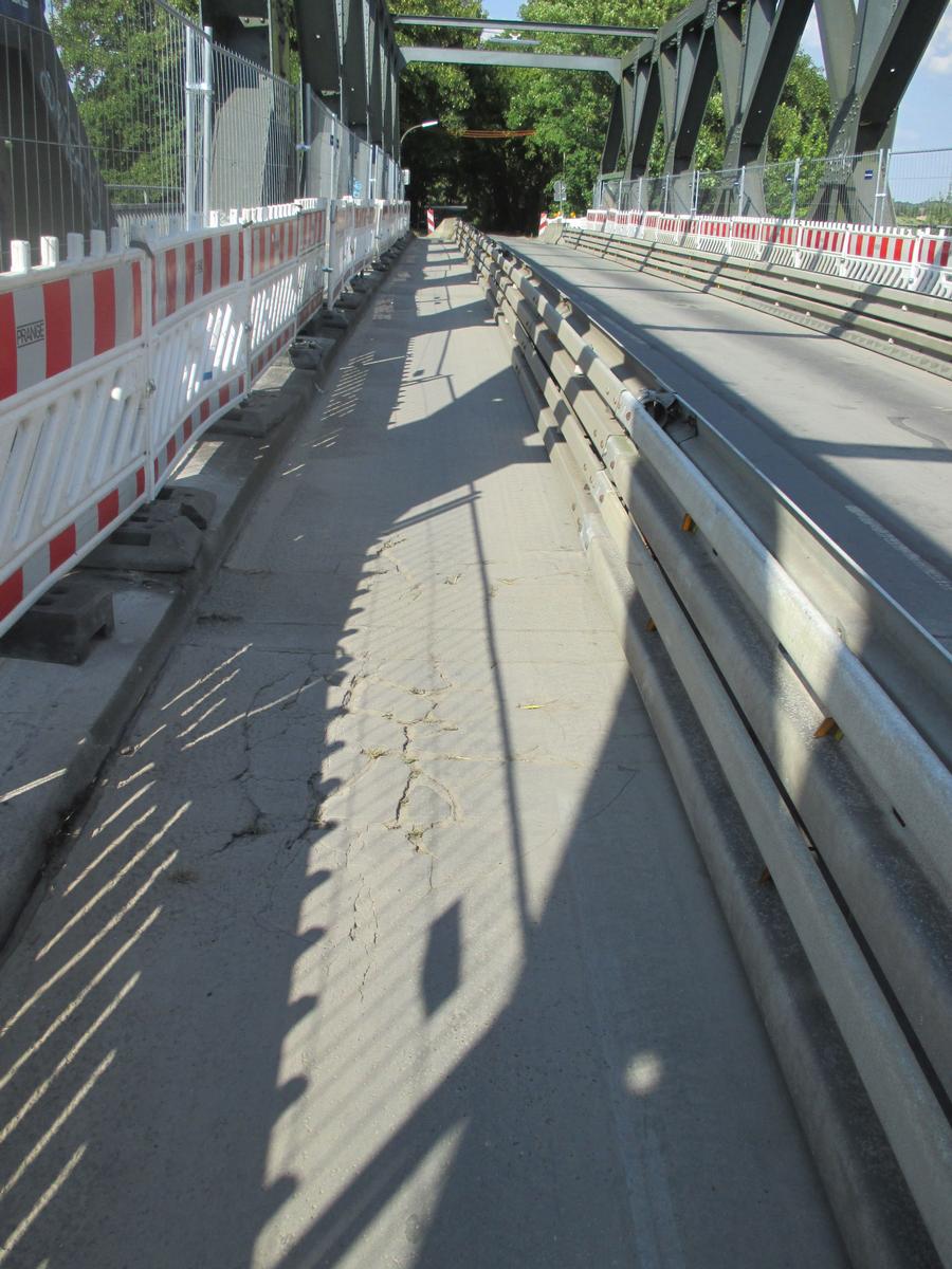 Schwieringhauser Brücke Auf der Fahrbahn eigerrichtetter Notgehweg. Blick nach Nordosten