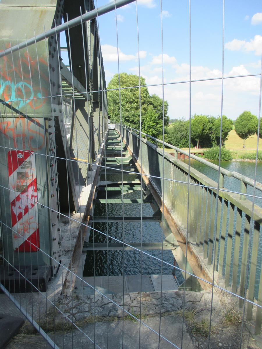 Schwieringhauser Brücke Südöstlicher Gehweg, von Südwesten aus gesehen. Die Betonplatten wurden abgenommen