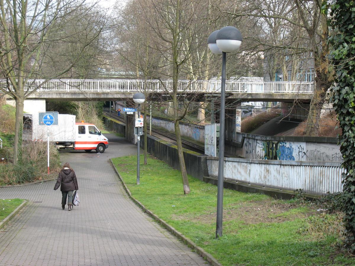Brücke «Seekante» von Süden gesehen über die Trogstrecke der U-Bahnstrecke zwischen den Haltestellen Willem-van-Vloten-Str. und Hörde 