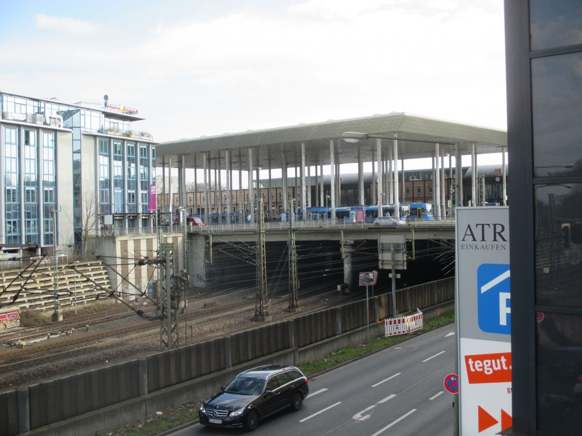 Bahnhof Kassel-Wilhelmshöhe Vordach und Brücke der Wilhelmshöher Allee von Nordosten aus gesehen