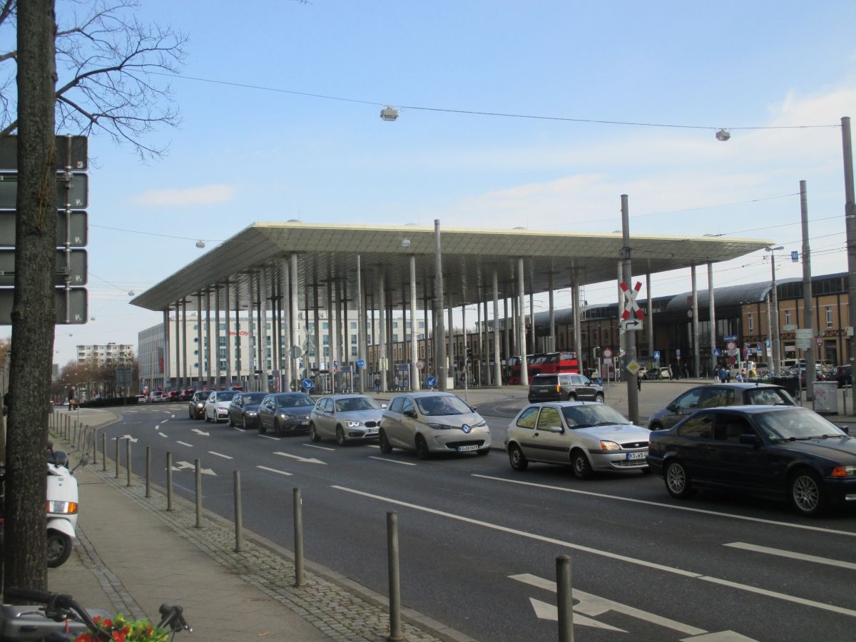 Bahnhof Kassel-Wilhelmshöhe Vordach des Bahnhofs von Osten. Im Vordergrund die Straße "Wilhelmshöher Allee"