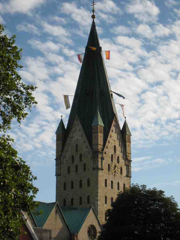 Turm, Ansicht von Nordosten, Beflaggung Anläßlich des Libori-Festes 