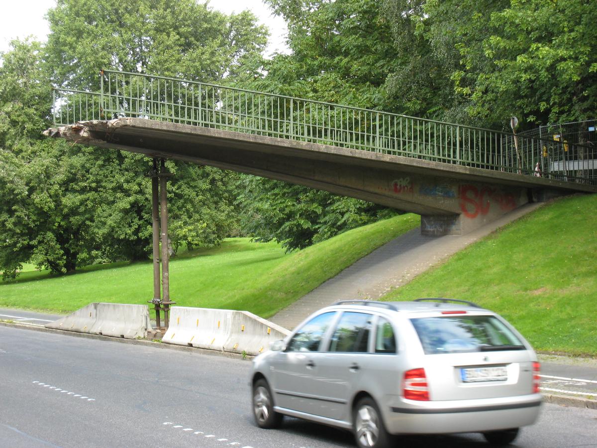 Bochum - Fußgängerbrücke über den Lohring Blick auf das westliche Wiederlager von Süden