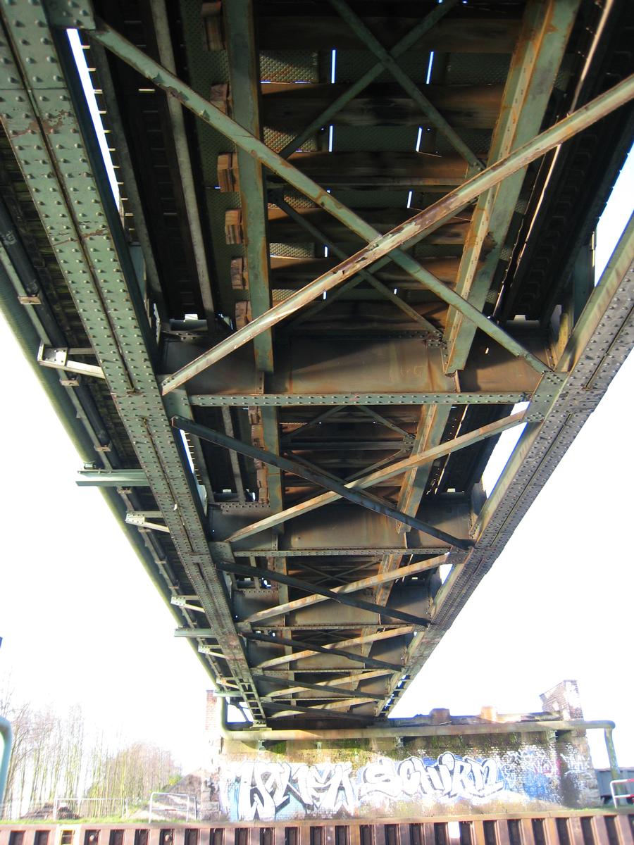 Hardenberger Eisenbahnbrücke von von unten. Südlicher Brückenteil und westliches Wiederlager 