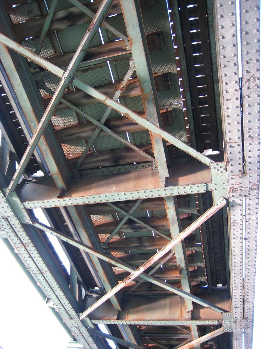 Hardenberger Eisenbahnbrücke von von unten. Südlicher Brückenteil 