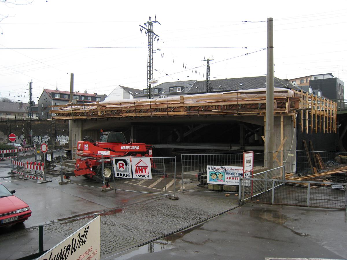 Mediendatei Nr. 103303 Brücke Leuthardstraße in Dortmund (2008), Ansicht der Brücke von Norden. Der Baukörper steht neben der Eisenbahntrasse und soll später eingeschoben werden