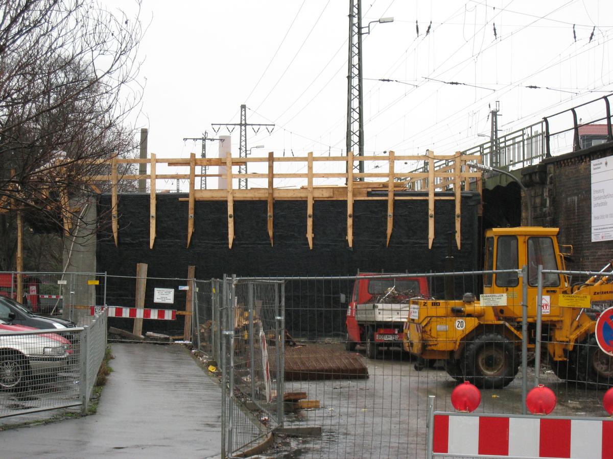 Mediendatei Nr. 103306 Brücke Leuthardstraße in Dortmund (2008) vor dem Einschieben, westliches Wiederlager des Nordteils der Brücke. Rechts daneben ist die alte Brücke zu erkennen