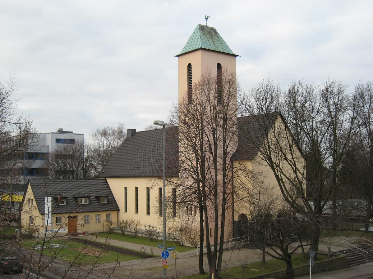 Heliand-Kirche von Südosten 