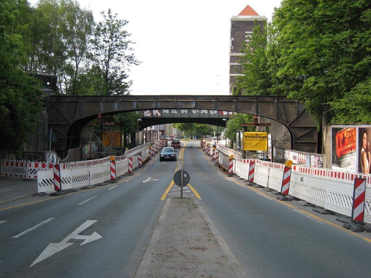 Mediendatei Nr. 112941 Eisenbahnüberführung Heiliger Weg, südliche Brücke; Ansicht von Norden, Teile der Brücke wurden demontiert, der verbliebene Teil wurde gehoben