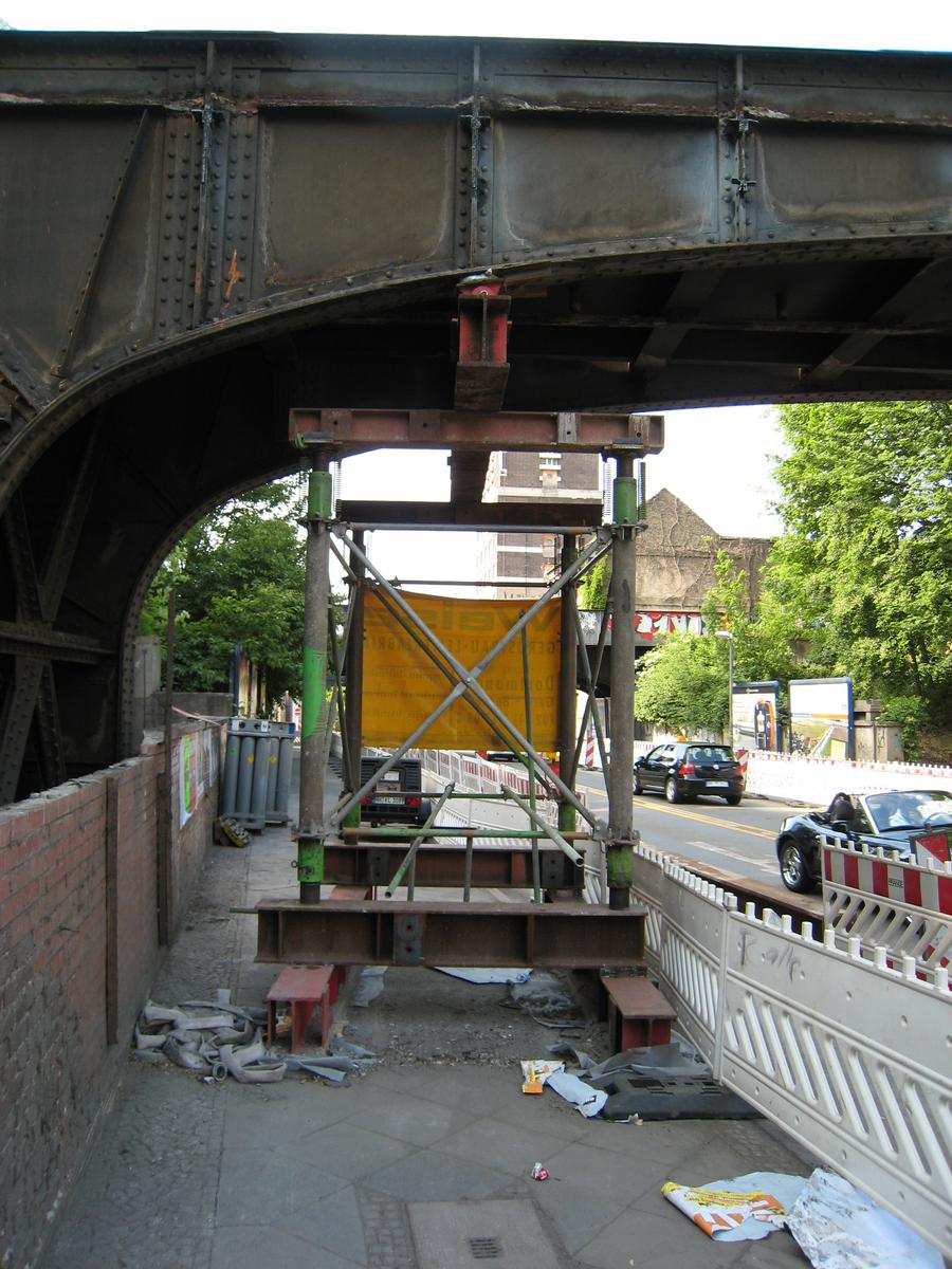 Die Brücke wird z.Zt. von zwei provisorischen Stütz-Gerüsten getragen, im Bild das Westliche der beiden Gerüste 