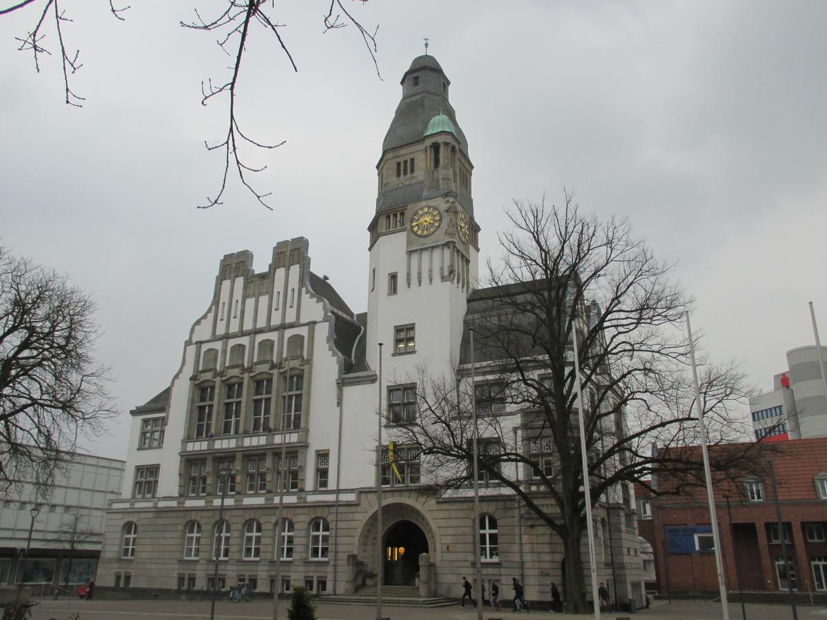 Rathaus Gladbeck Ansicht von Norden. Am linken Bildrand ist noch das ehemalige Hertie-Kaufhaus zu erkennen.