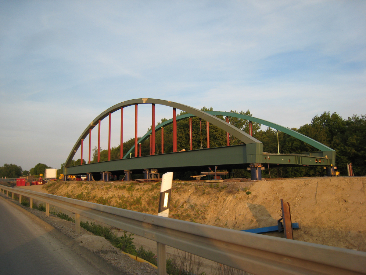 Lindenhorster Brücke Die vormontierte Brücke ist bereit für den Verschub