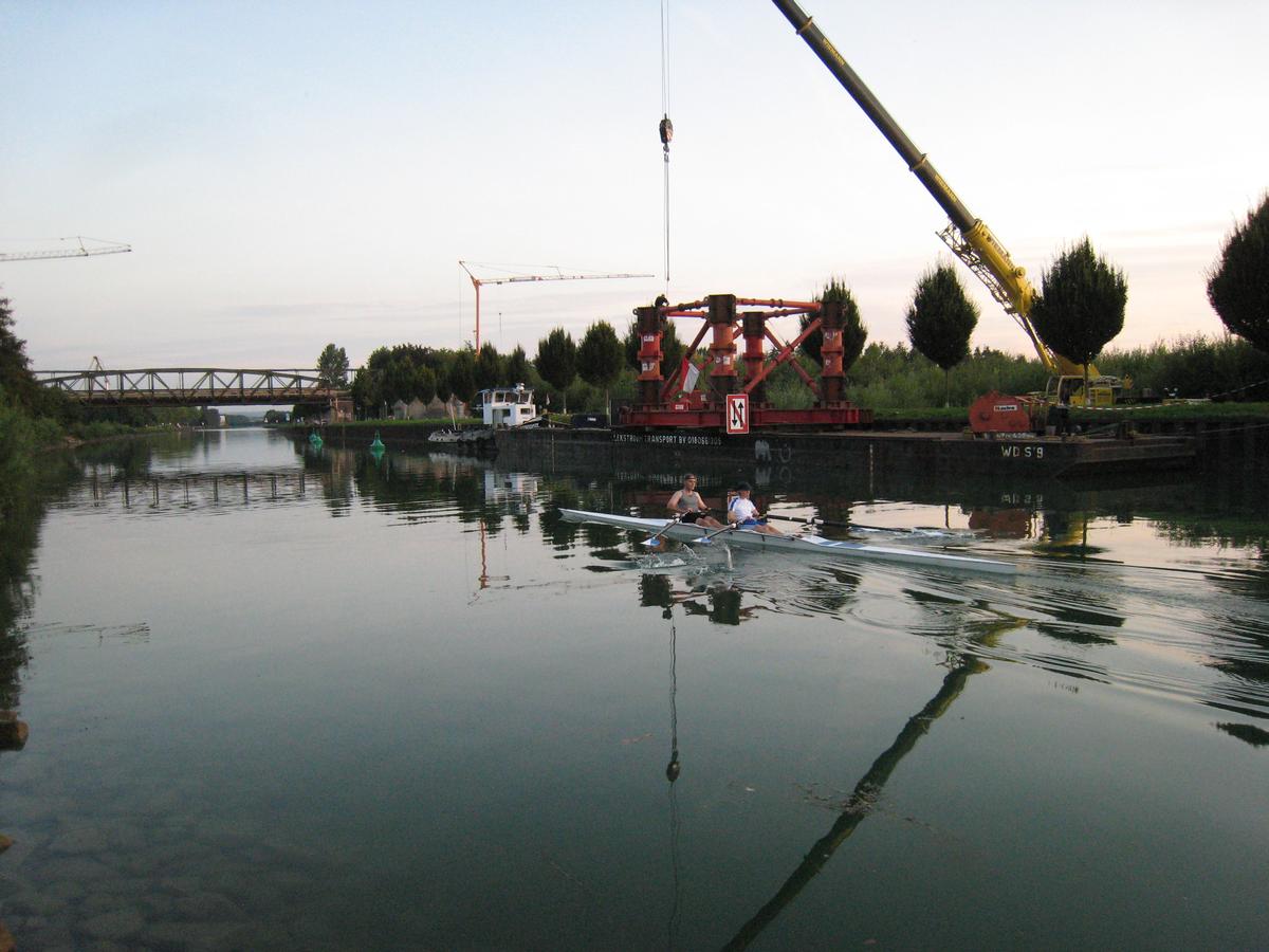 im Kanal wird ein Ponton mit einer Stütze vorbereitet, die die Brücke während des Einschiebvorgangs stützen soll 