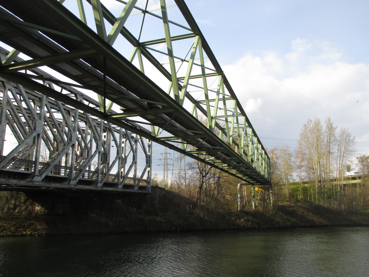 Brücke Nr. 359b: Ansicht von Südosten. Im Hintergrund Eisenbahnbrücke Nr. 353-3