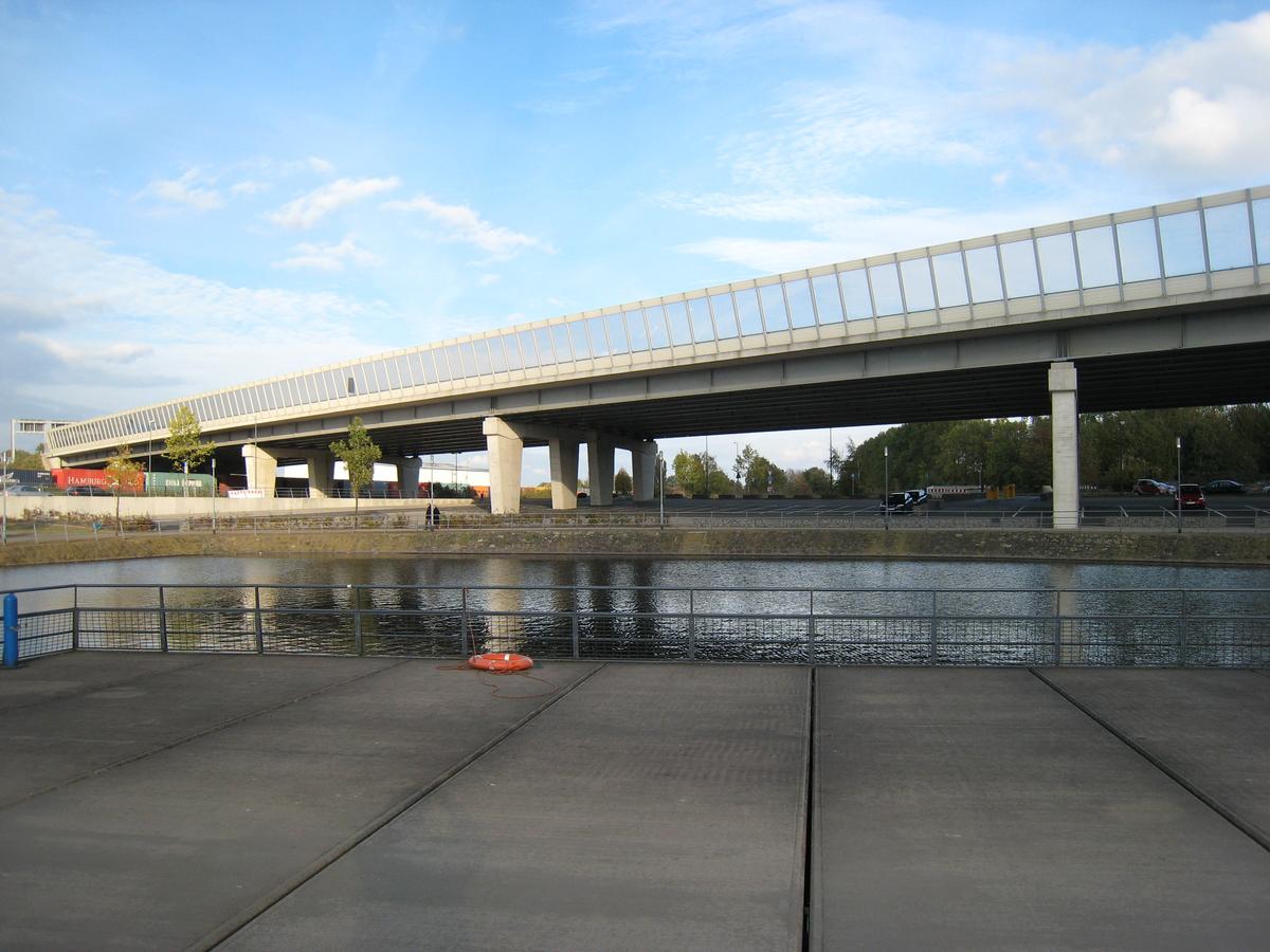 Blick von Westen auf die Brücke 