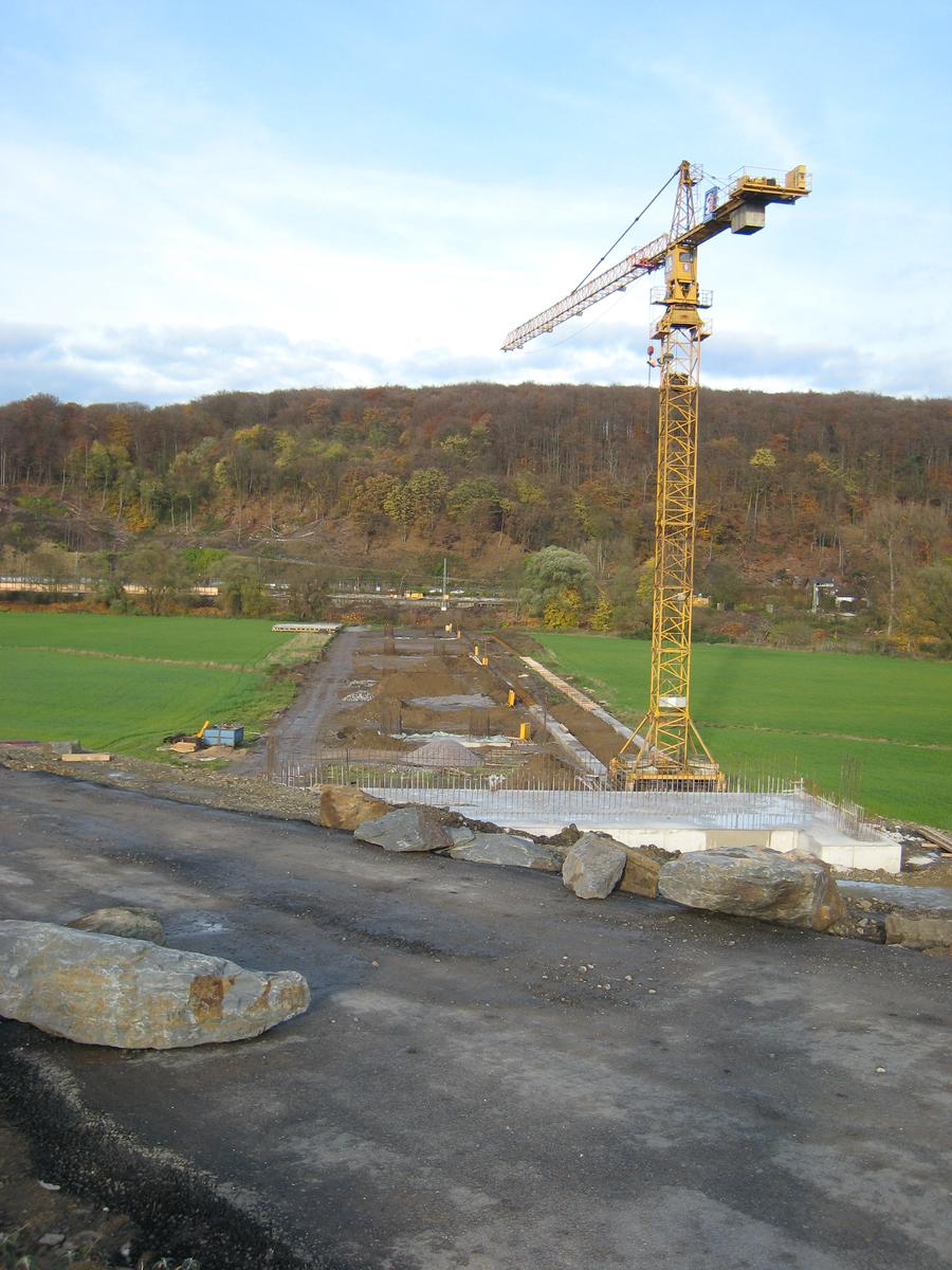 Blick von Süden (von der bereits fertiggestellten eisenbahnbrücke) auf die Baustelle 