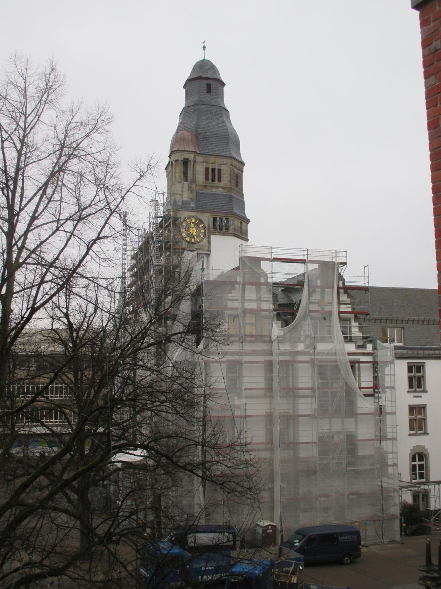 Altes Rathaus Gladbeck Das Rathaus ist für die Dachsanierung und Fasadensanierung teilweise eingerüstet. Ansicht von Osten.