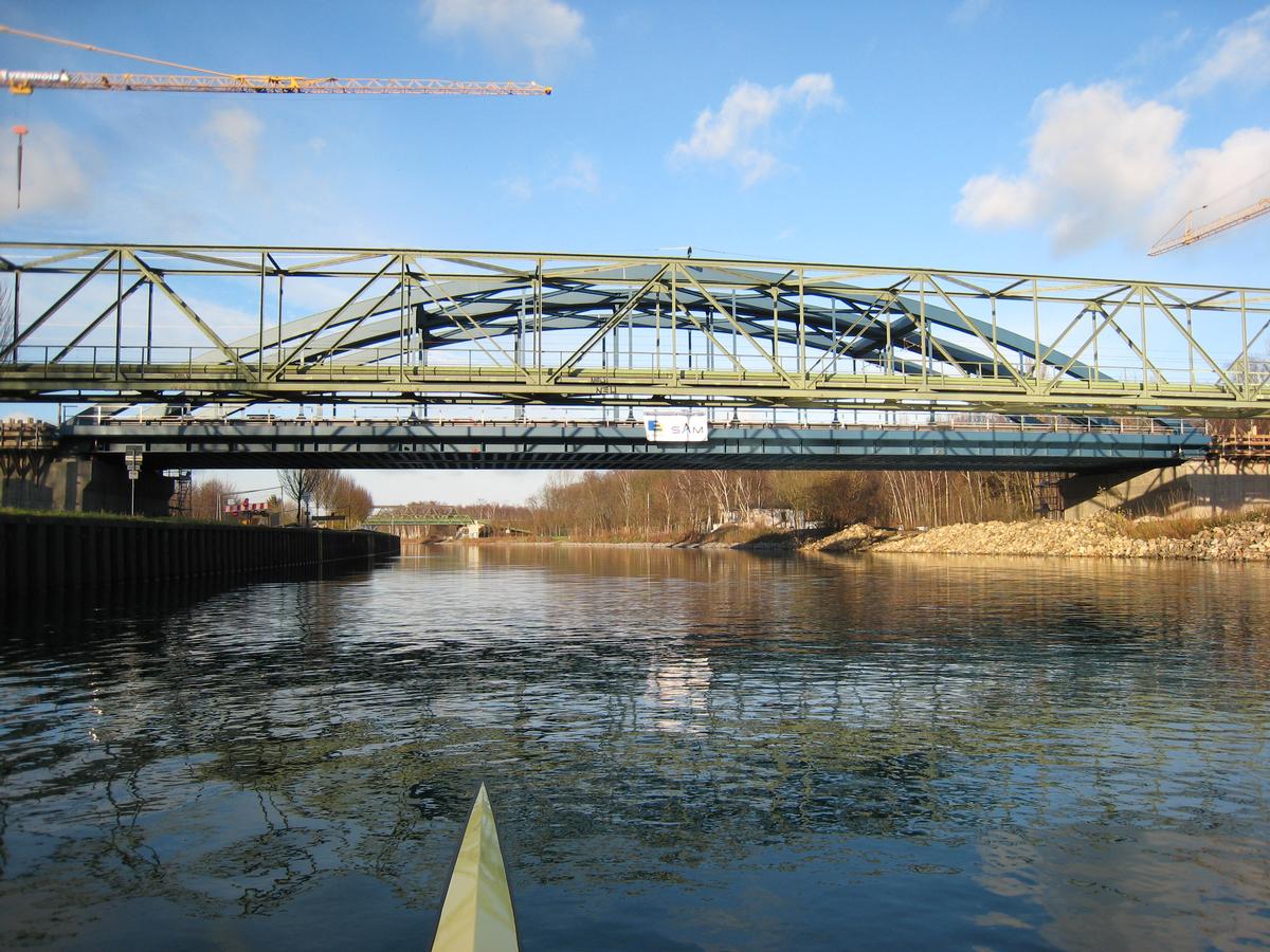 Brückenansicht von Süden, vor der Hardenbergbrücke befindet sich noch eine Rohrbrücke 