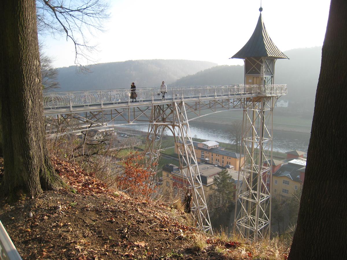 Turmkopf und Zugangsbrücke von Nordwesten 
