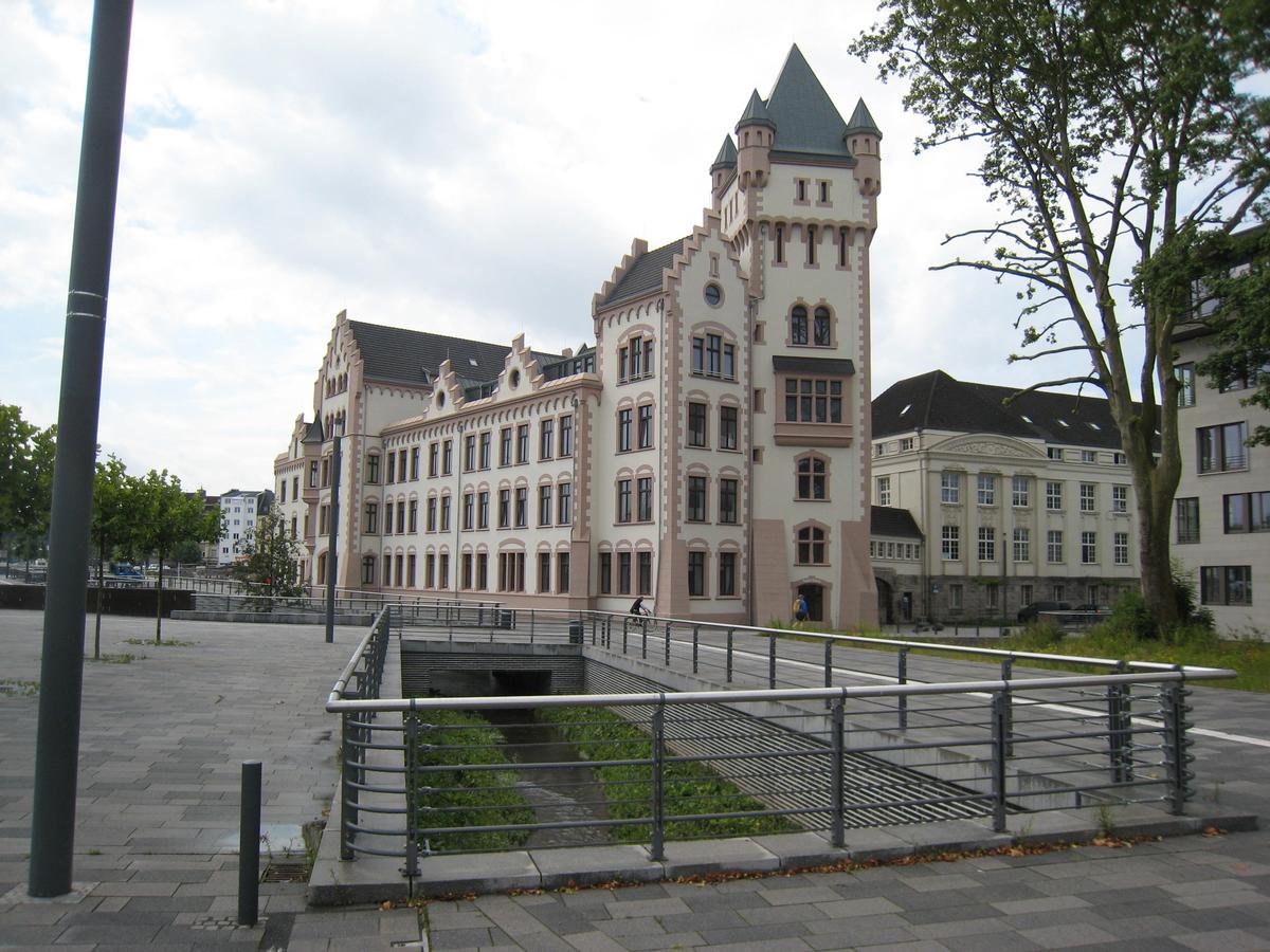 Hörder Burg von Norden: Im Vordergrund der Hörder Bach, der mit den Maßnahmen um den Phönix-See teilweise freigelegt wurde