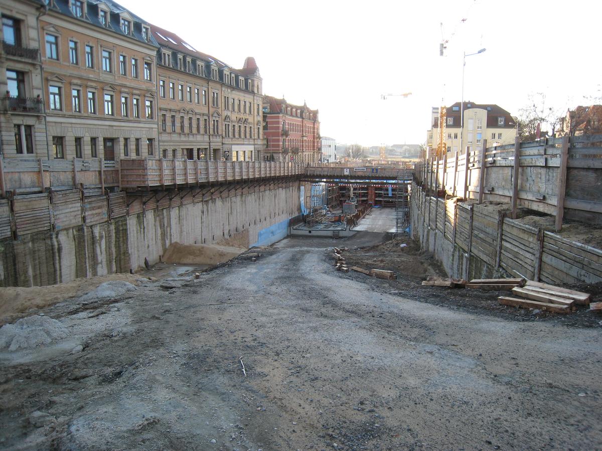 Baugrube in der Waldschlößchenstraße von der Radeberger Straße aus gesehen 
