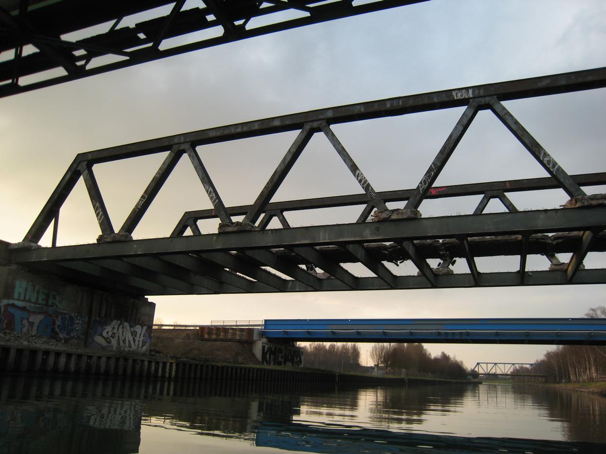 Lindenhorster Brücke Lindenhorster Brücke von Süden, der Beton der Fahrbahn wurde fast komplett herausgenommen. Links oben im Bild die Lindenhorster Rohrbrücke, hinter der Lindenhorster Brücke die Behelfsbrücke