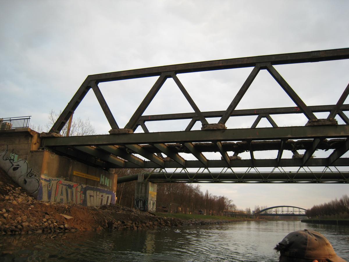 Lindenhorster Brücke von Norden mit östlichem Wiederlager 