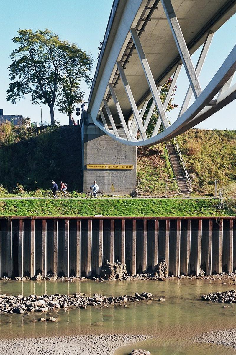 Olfen-Vinumer Brücke - Blick auf das östliche Wiederlager bei leergelaufenem Kanal 