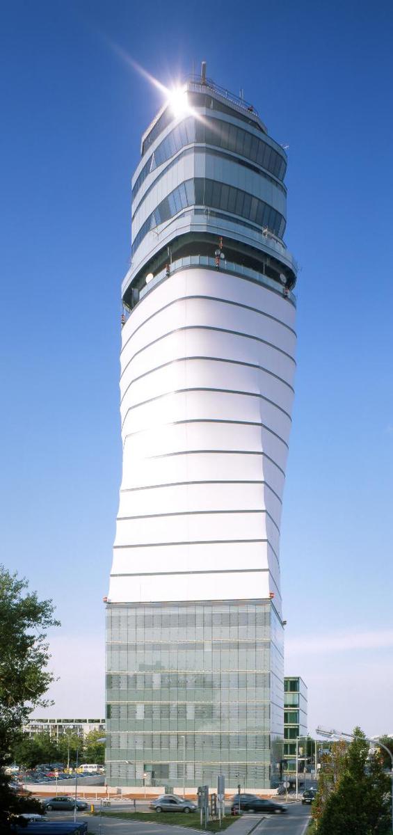 Tower Flughafen Wien - Südseite 2005, Foto Härdtlein 