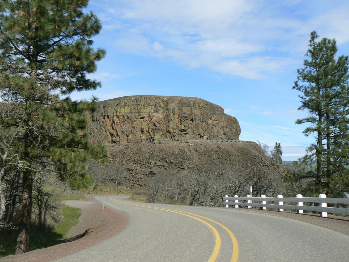Columbia River Highway descends from Rowena Crest 